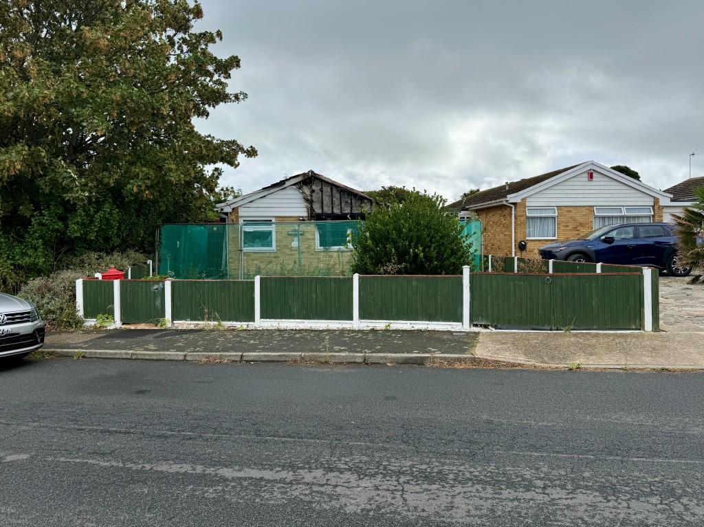 Lot: 181 - FIRE DAMAGED DETACHED BUNGALOW IN GOOD LOCATION - Detached fire damaged bungalow